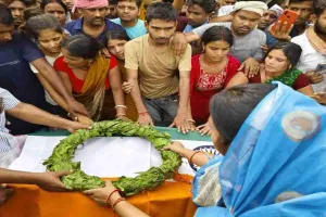 कोडरमा: सीआरपीएफ जवान उमा चरण को दी गई सलामी, हुआ अंतिम संस्कार 